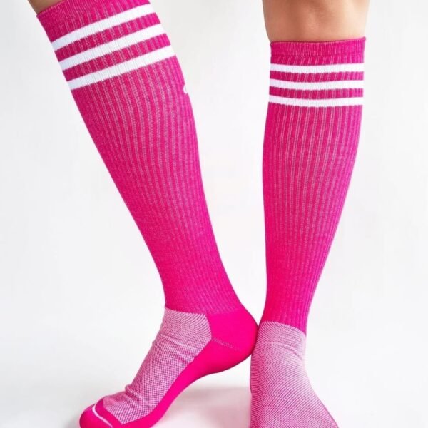 Medias deportivas largas fucsia rayas