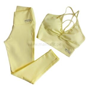 Conjunto deportivo amarillo