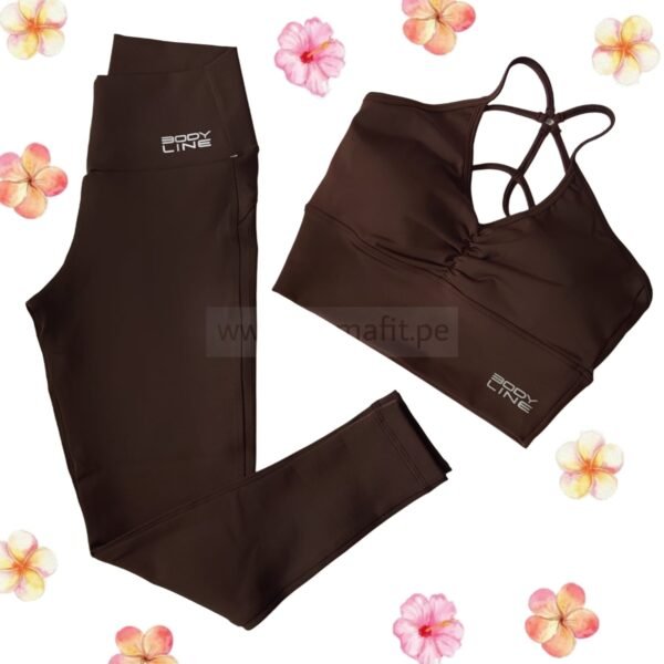 Conjunto deportivo marrón